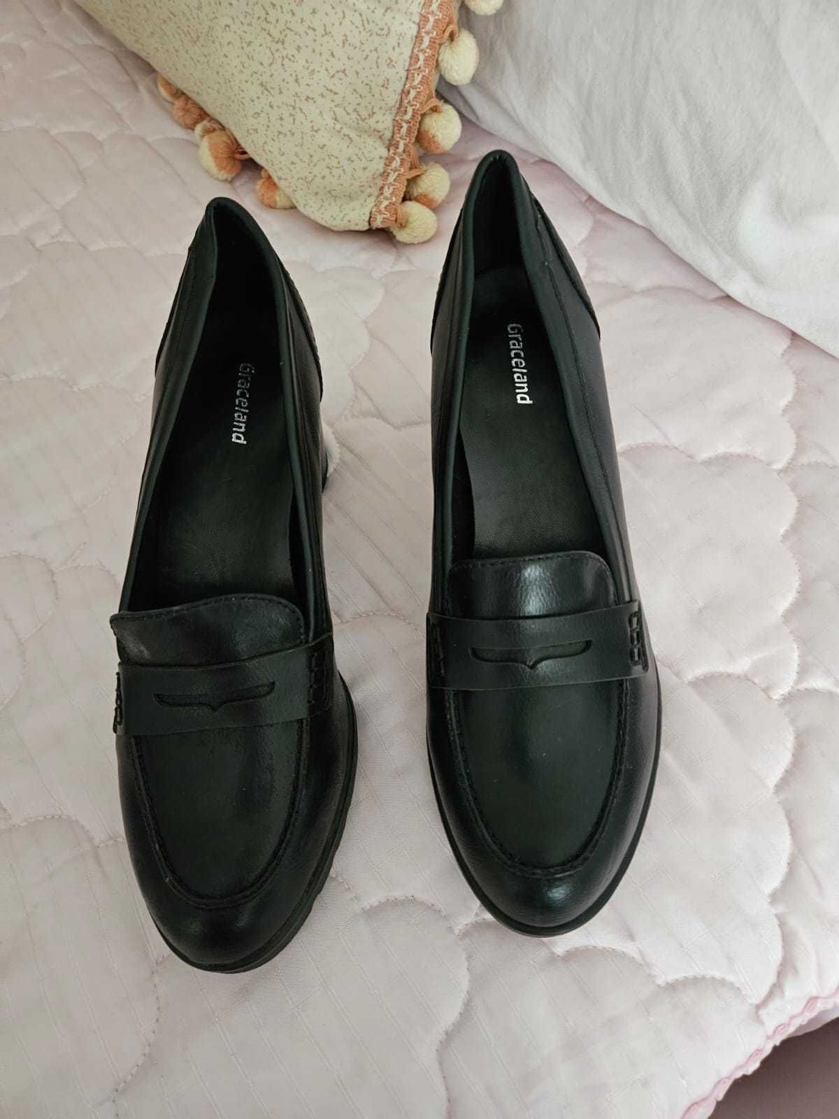 Sapatos praticamente novos