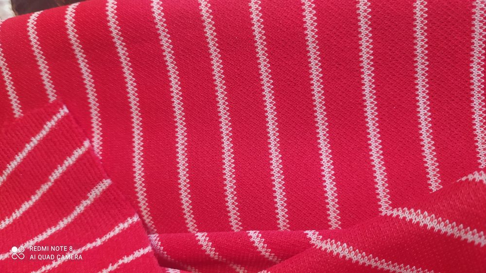 Tkanina czerwona w paski białe