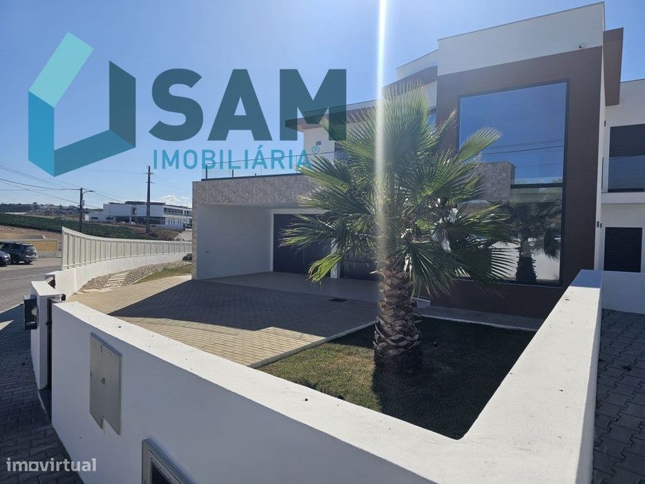 Moradia T4 com garagem e piscina zona Lourinhã