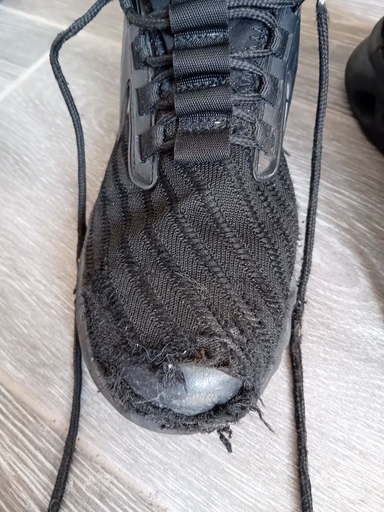 Grátis - Sapatos preto, com tampas de aço, muito desgastadas, grátis