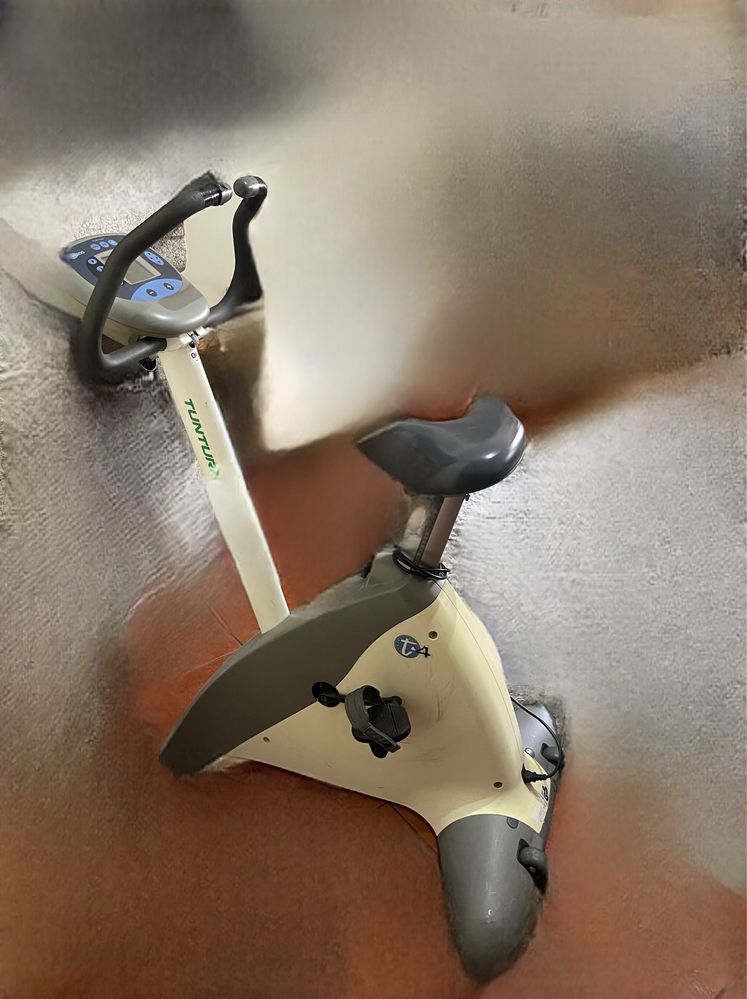 Bicicleta fixa para exercitar pernas