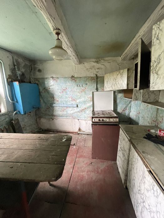 Дом в городе. Узин.Боьшой двор,спокойное место для проживания.