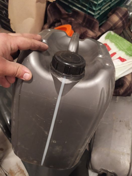 Каністри з антифризу ,чистенькі , цілі 20 літ.