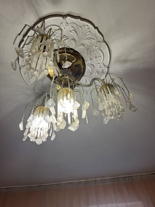 Люстра в кімнату