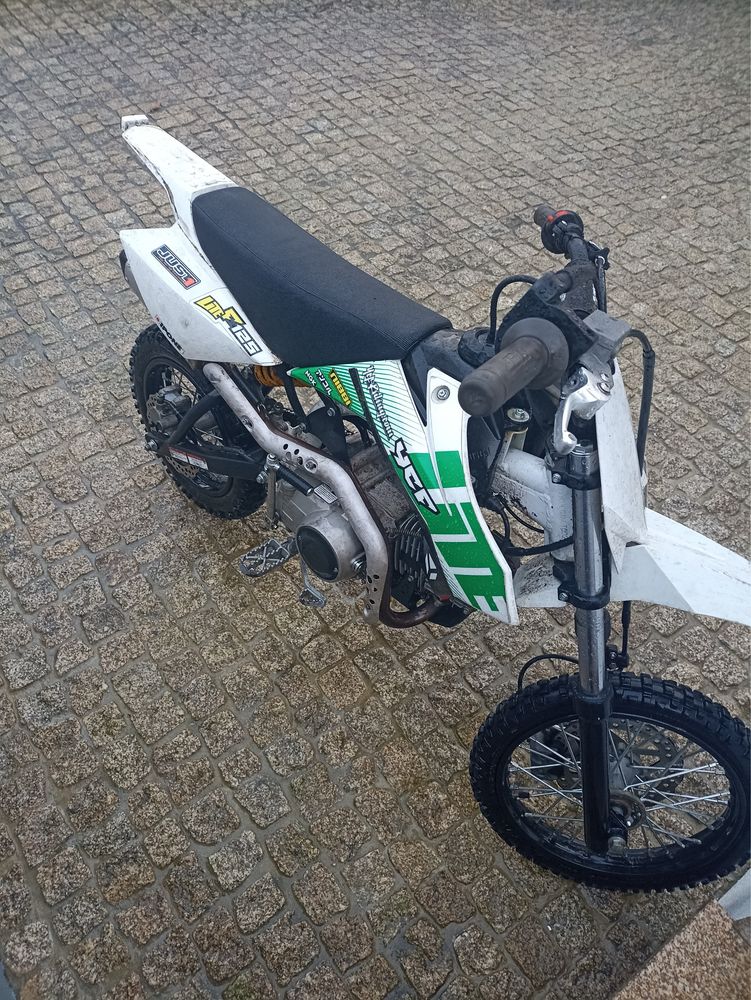 Pit Bike 125cc 2023 com oferta de capacete e óculos