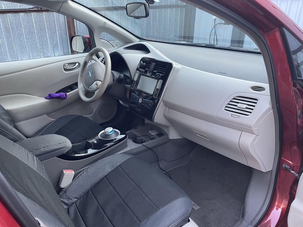 Nissan leaf 24 кв 2013рік