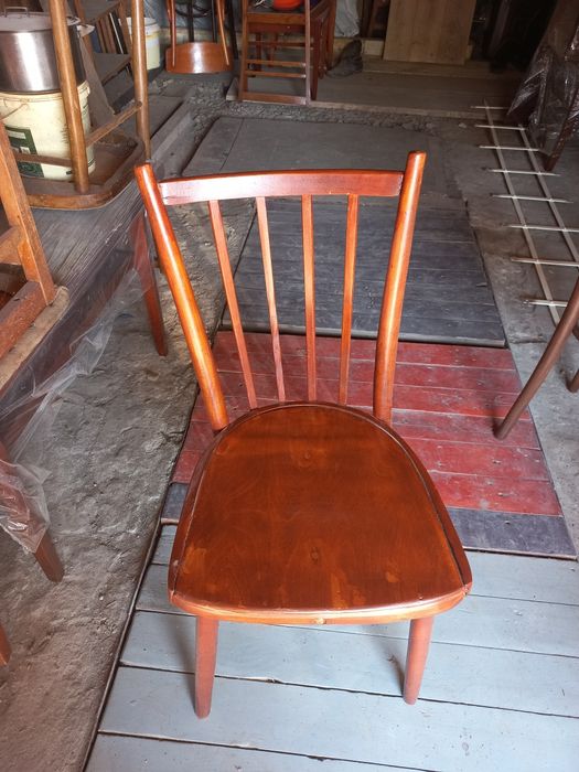 Стільці різні букові.