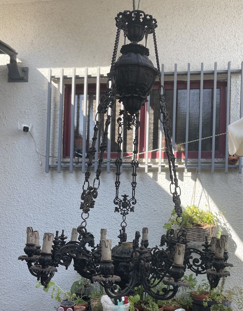 Candeeiro centenário com 12 lâmpadas