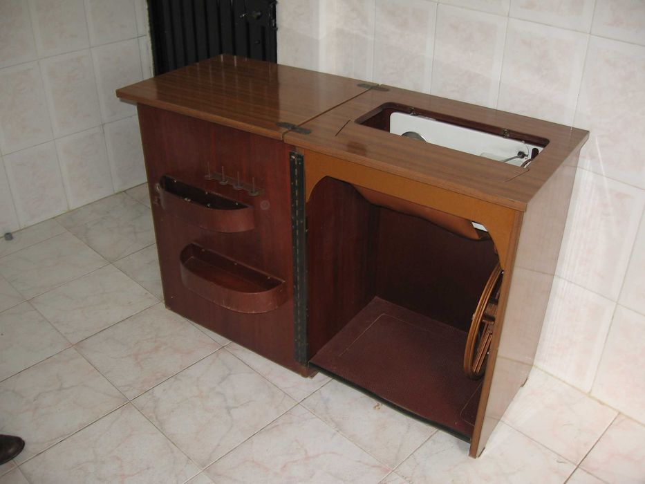 Máquina de Costura PFAFF 46 Automática, com Móvel