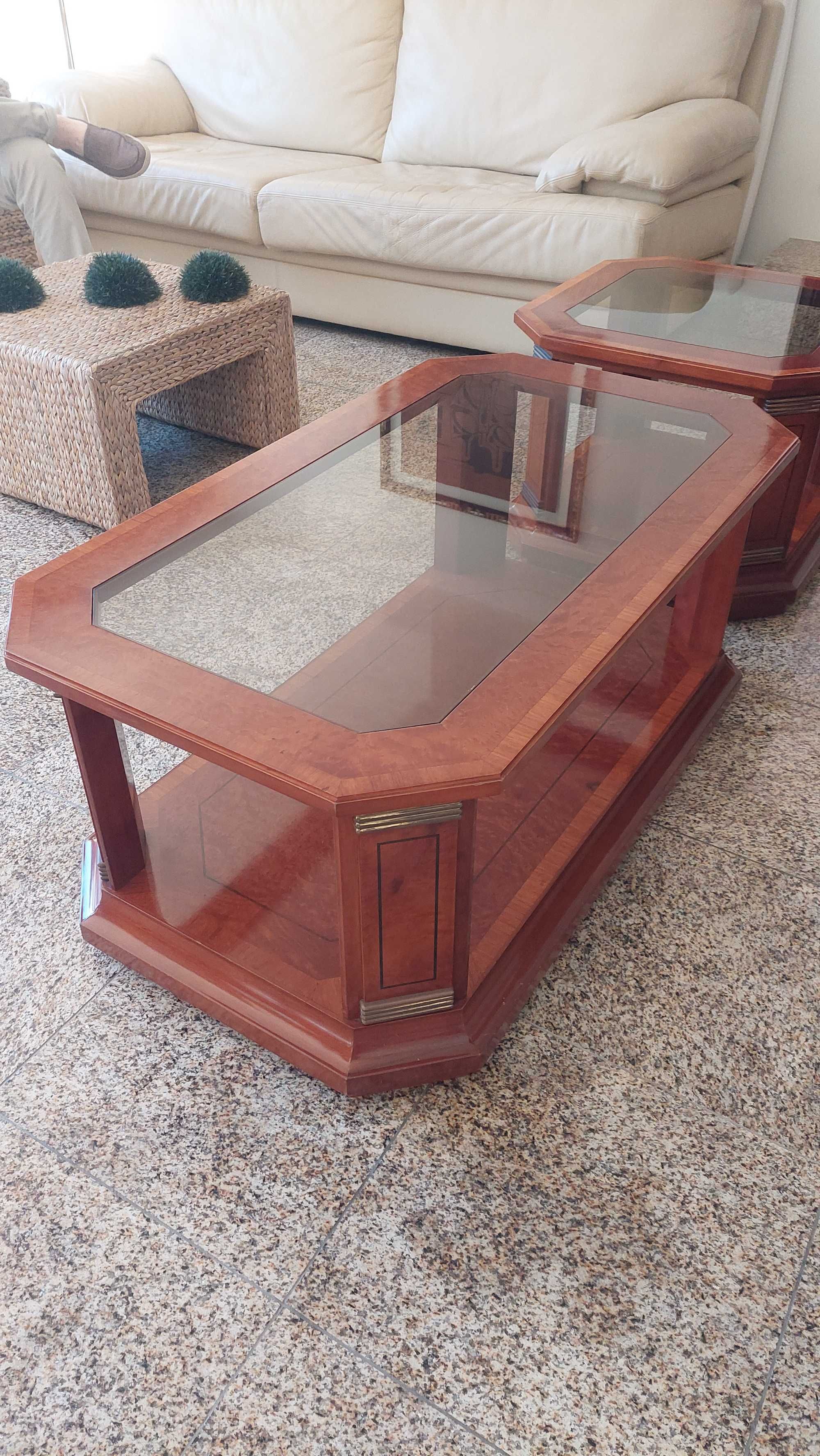 Mesa de centro retangular de madeira e tampo de vidro
