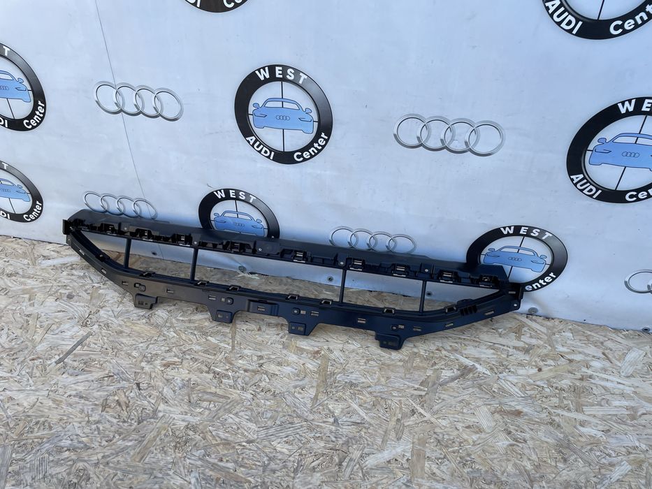 Решітка переднього бампера Audi E Tron Q8 4KE решітка бампера низ