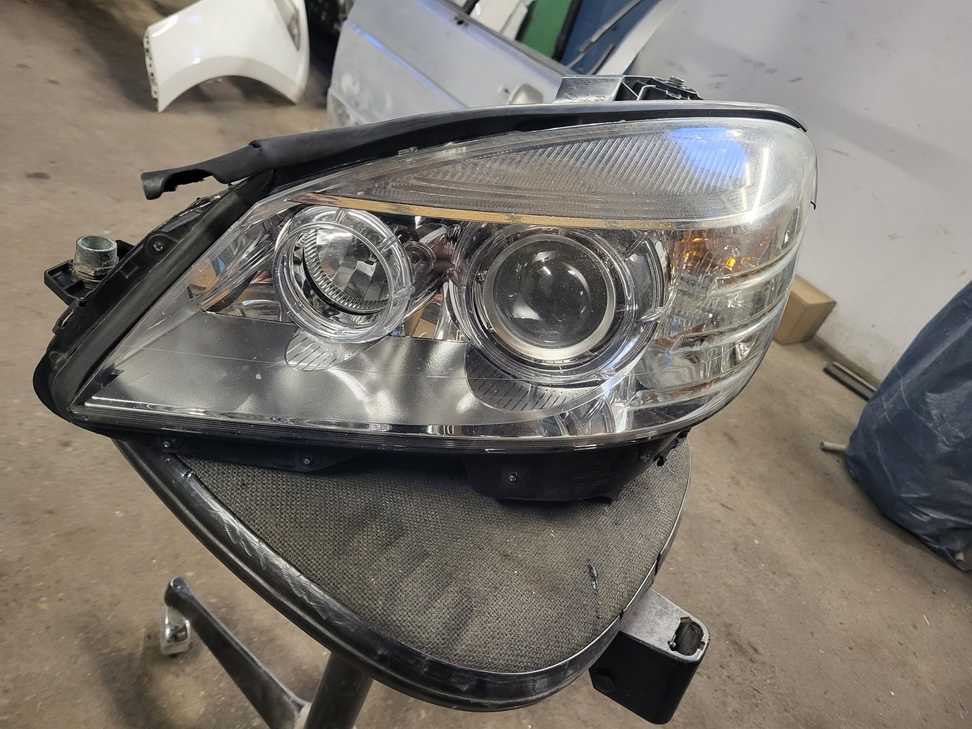 Lampa lewa przód przednią  bi-xenon mercedes w204  c-klasa