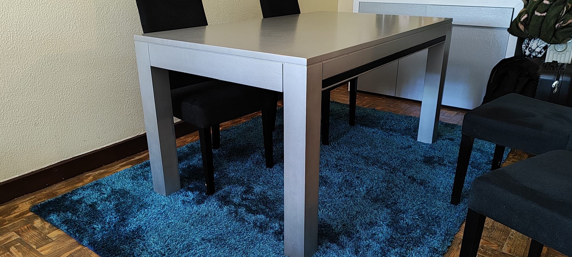 Conjunto sala. Mesa de jantar, aparador e móvel de entrada