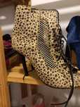 Botins leopardo peep toe tacao