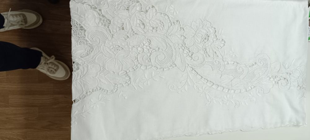 Toalha branca de mesa bordada à mão