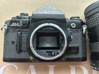 Canon A-1 com lente 28-80 mm 1:3,5 Makinon MC