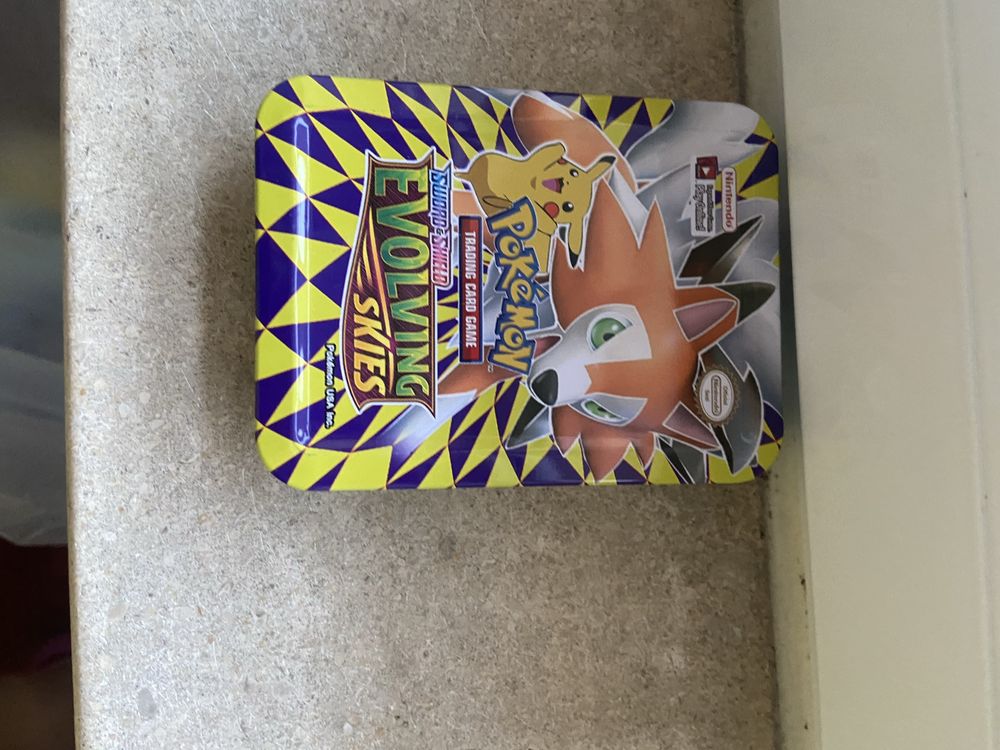 Caixas e cartas pokemon muito variada
