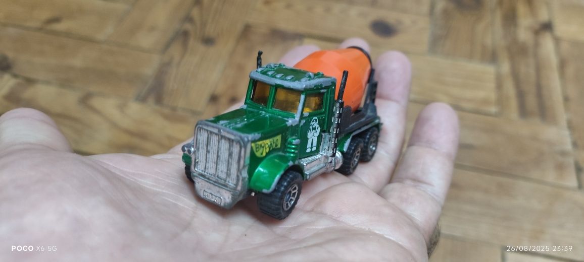 Matchbox Peterbilt Cement truck. Big Pete N°19