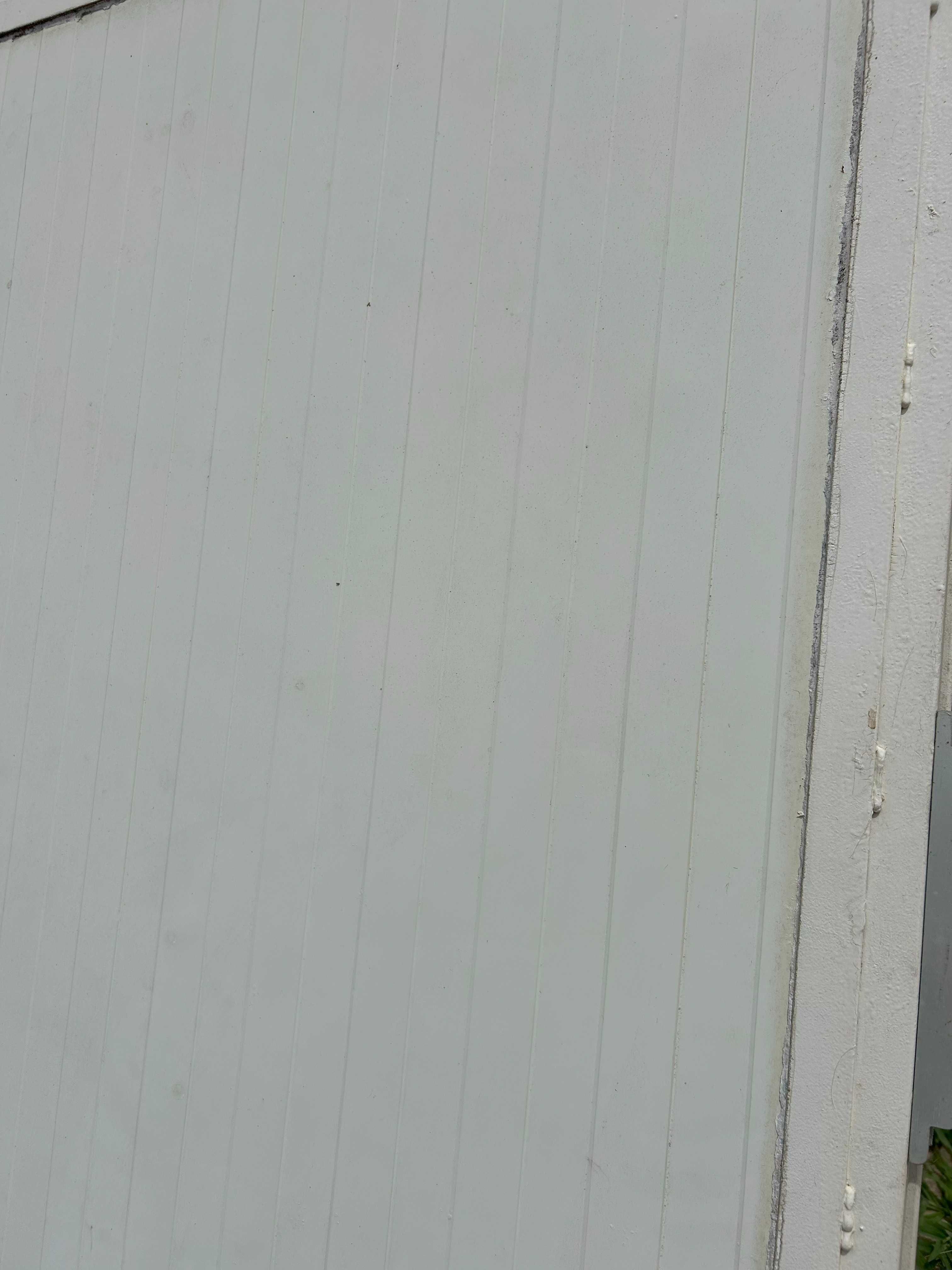 2 Portões de Exterior Deslizante (2,9m x 1,9m cada)