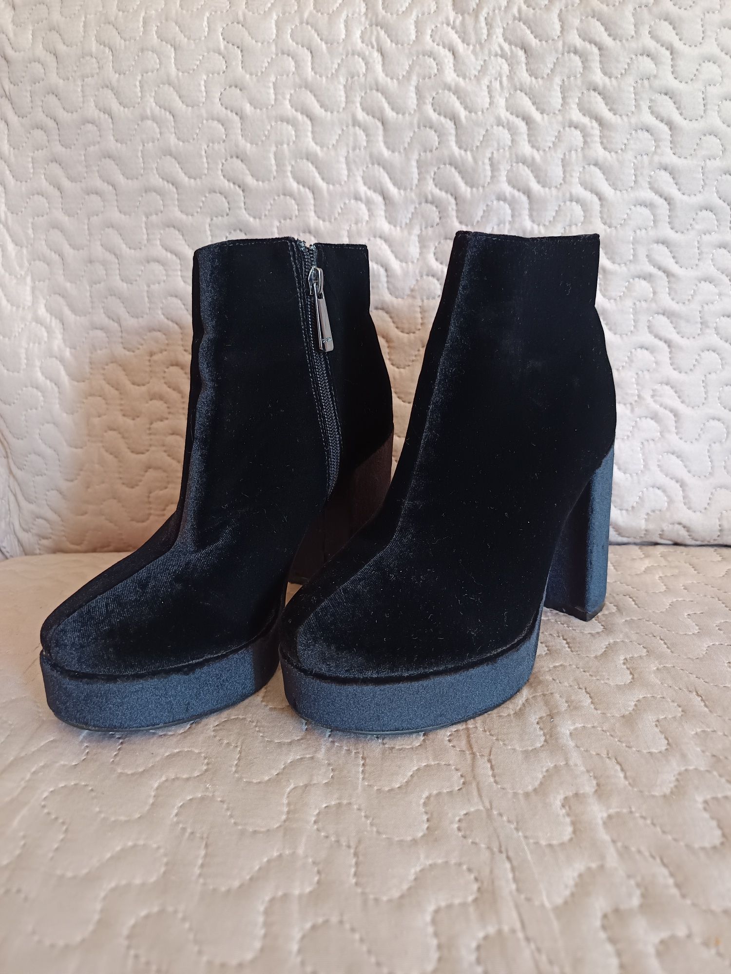 Vendo botas com tecido tipo veludo.