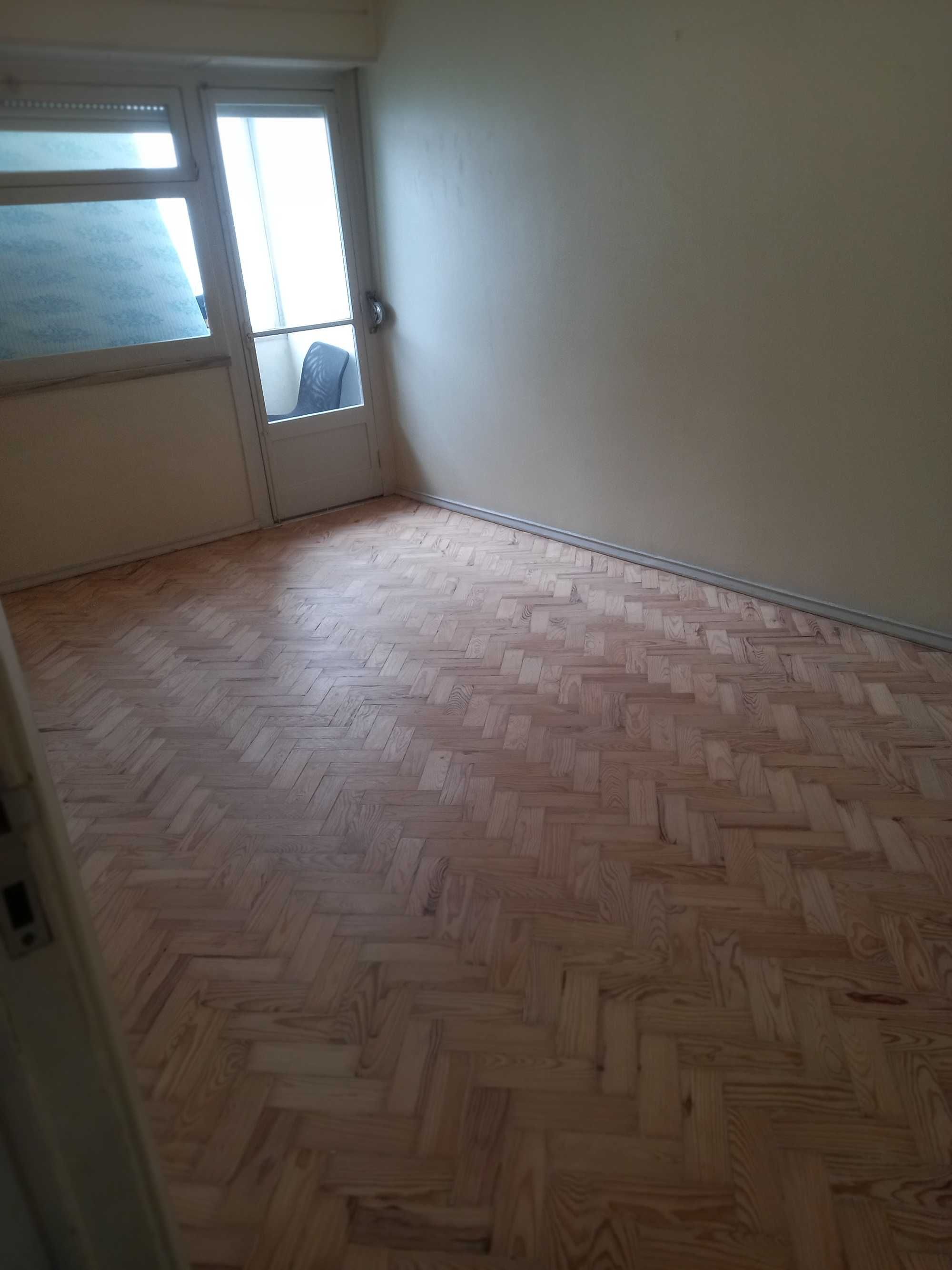 Afagamentos e acabamentos em madeiras, envernizamento em pavimentos