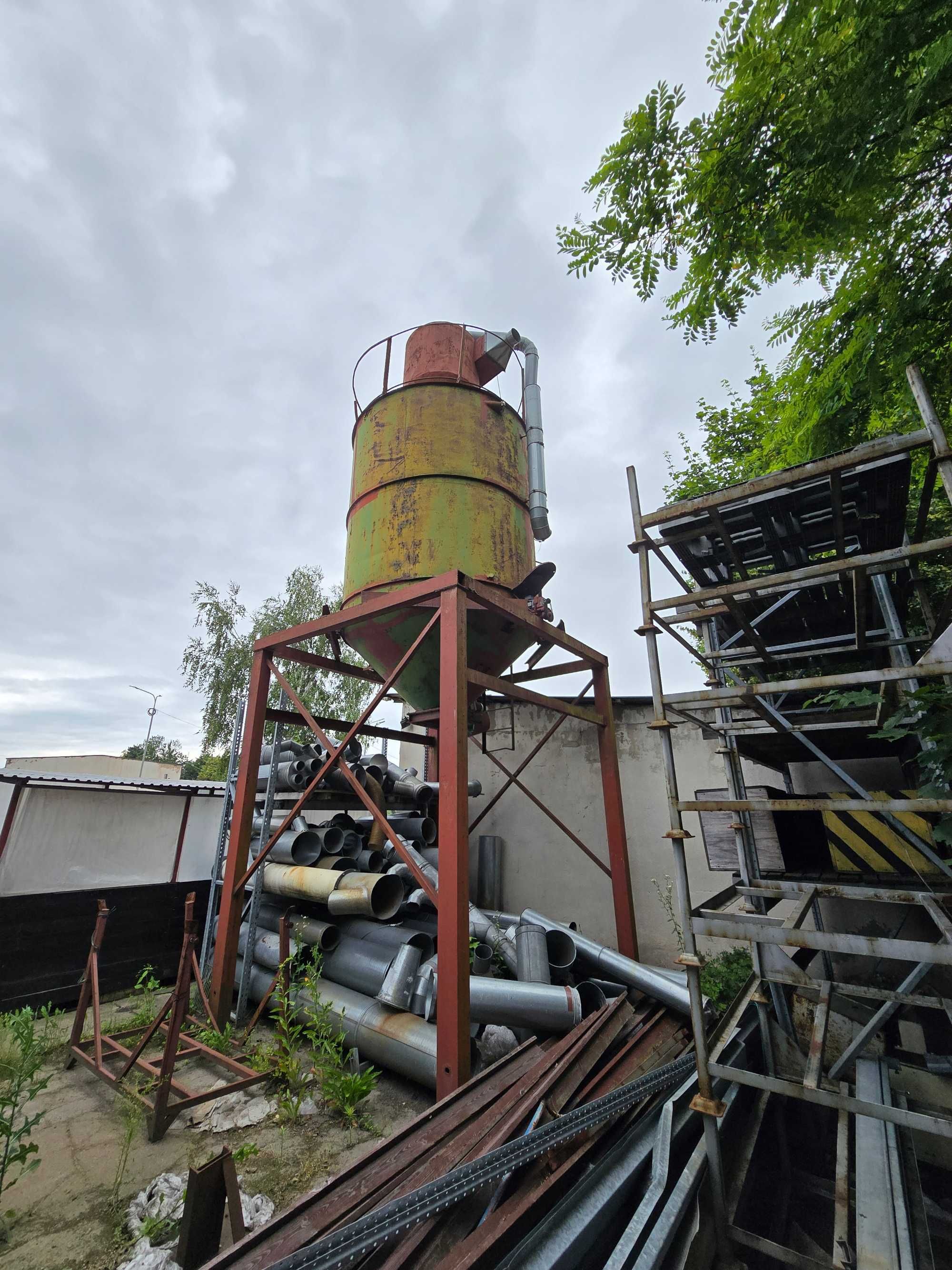 Silos na np. trociny, pył