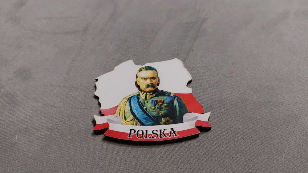 Magnes na lodówkę z napisem Polska i Józefem Piłsudzkim