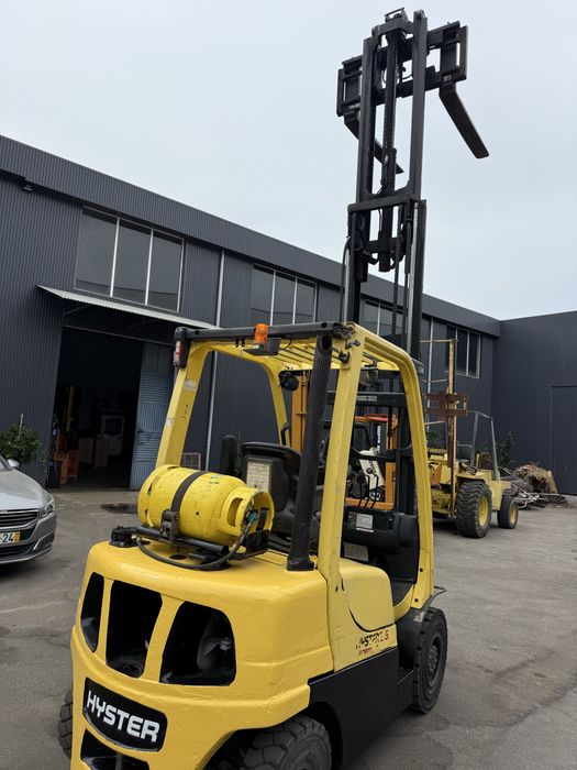 Empilhador Hyster de 2500 kgrs gas com tudo e recente como novo