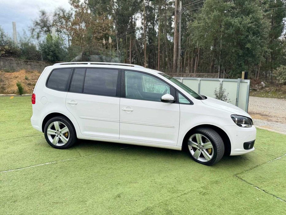 VW TOURAN 2.0 TDI – 7 LUGARES – INTERIOR EM PELE – TETO PANORÂMICO