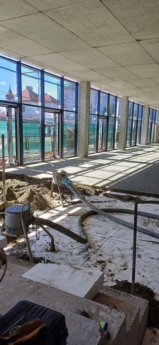 Стяжка підлоги,машинна напівсуха по теплі підлозі.