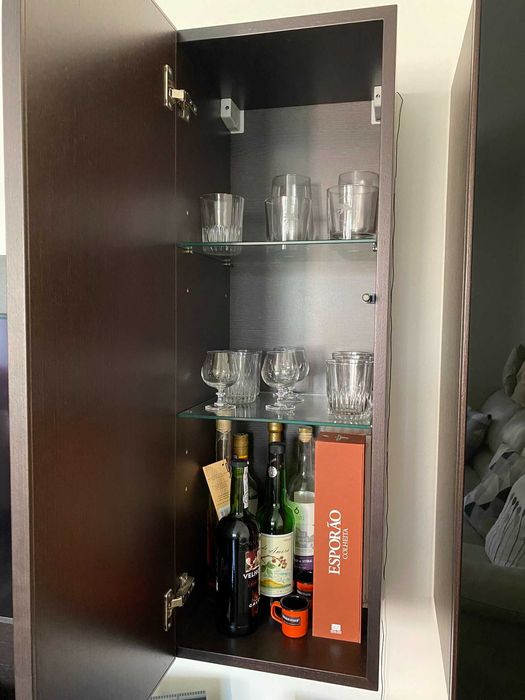 Móvel de sala suspenso em wengue com porta em vidro