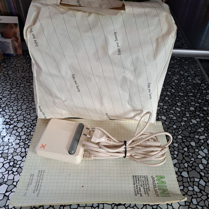 Продам  японську  швейну машинку  MINI  Jaguar