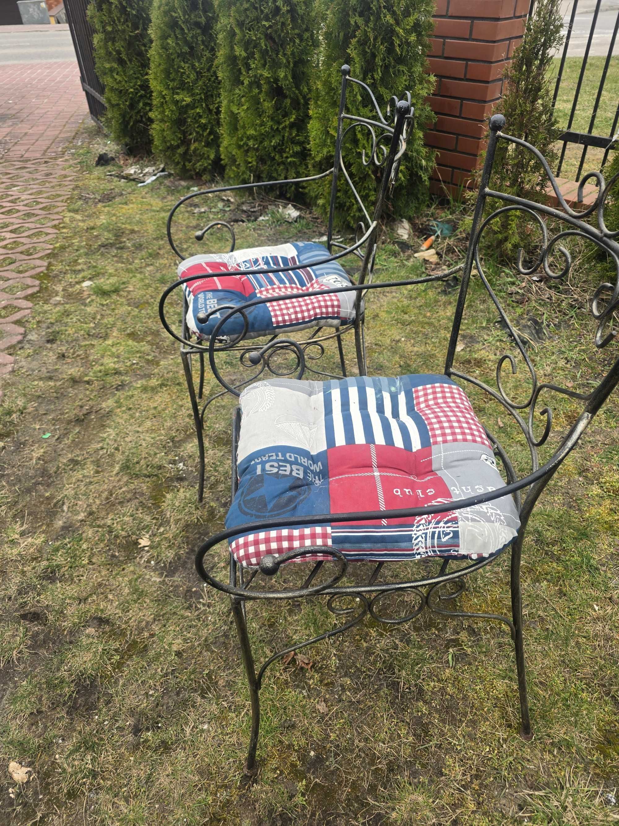 Stolik kawiarniany z krzesłami ręczna metaloplastyka.