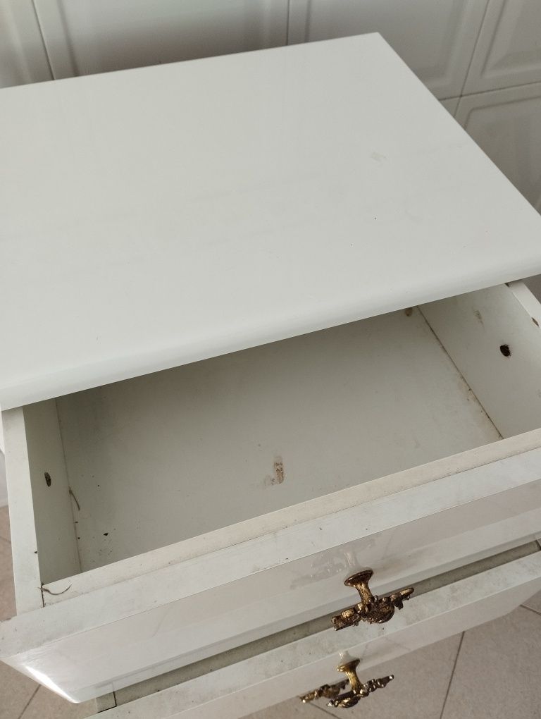 Cómoda branca com detalhes metálicos, móvel