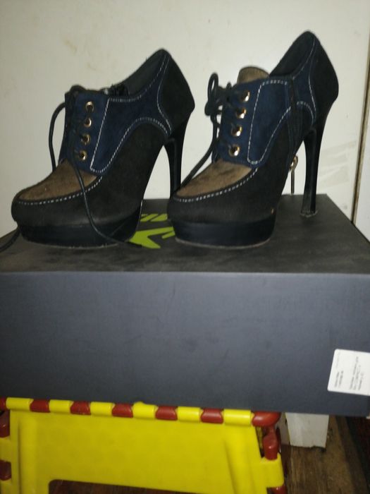 Полусапожки женские руки на шпильке!