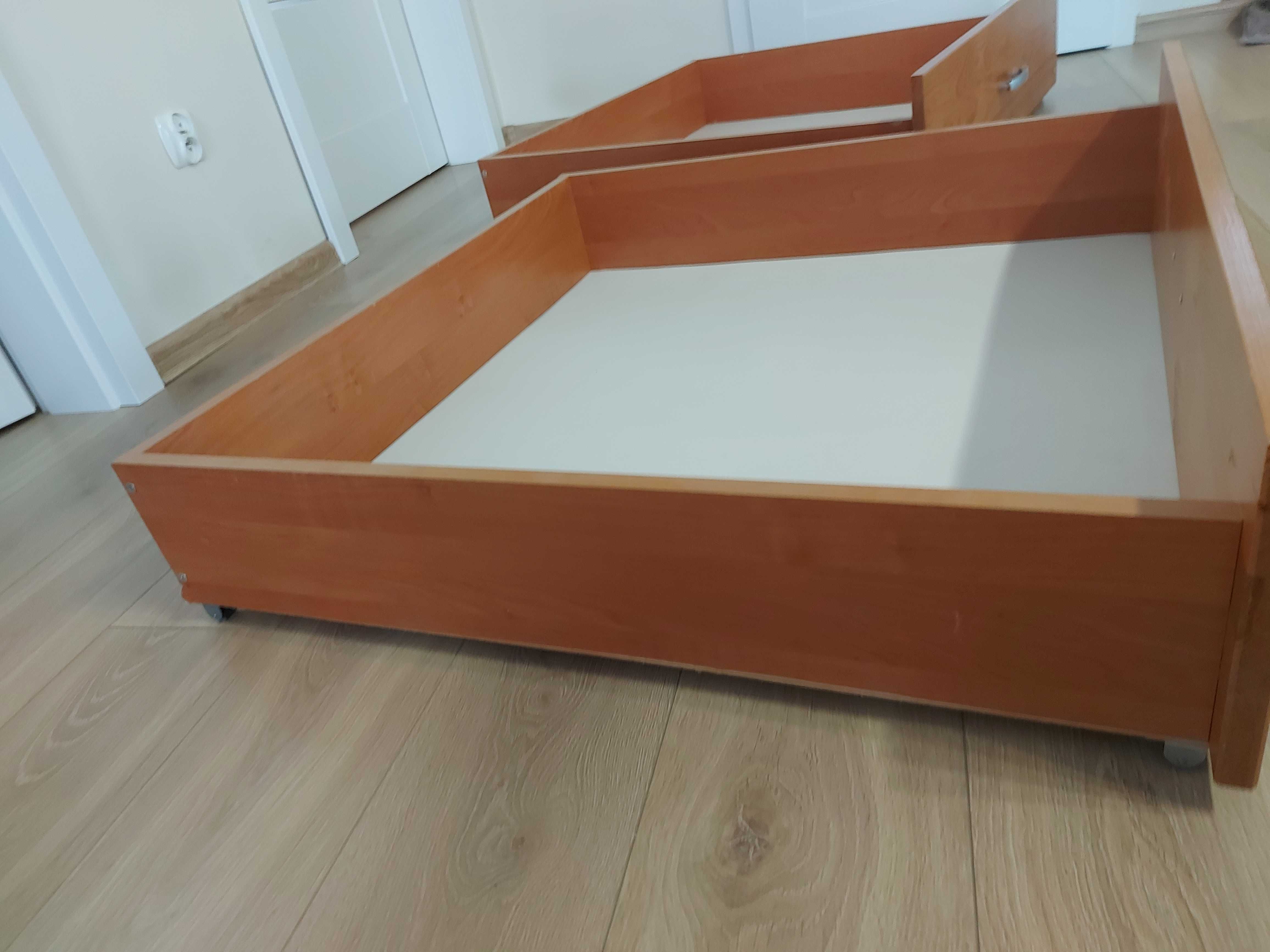Piękne drewniane łóżko dziecięce