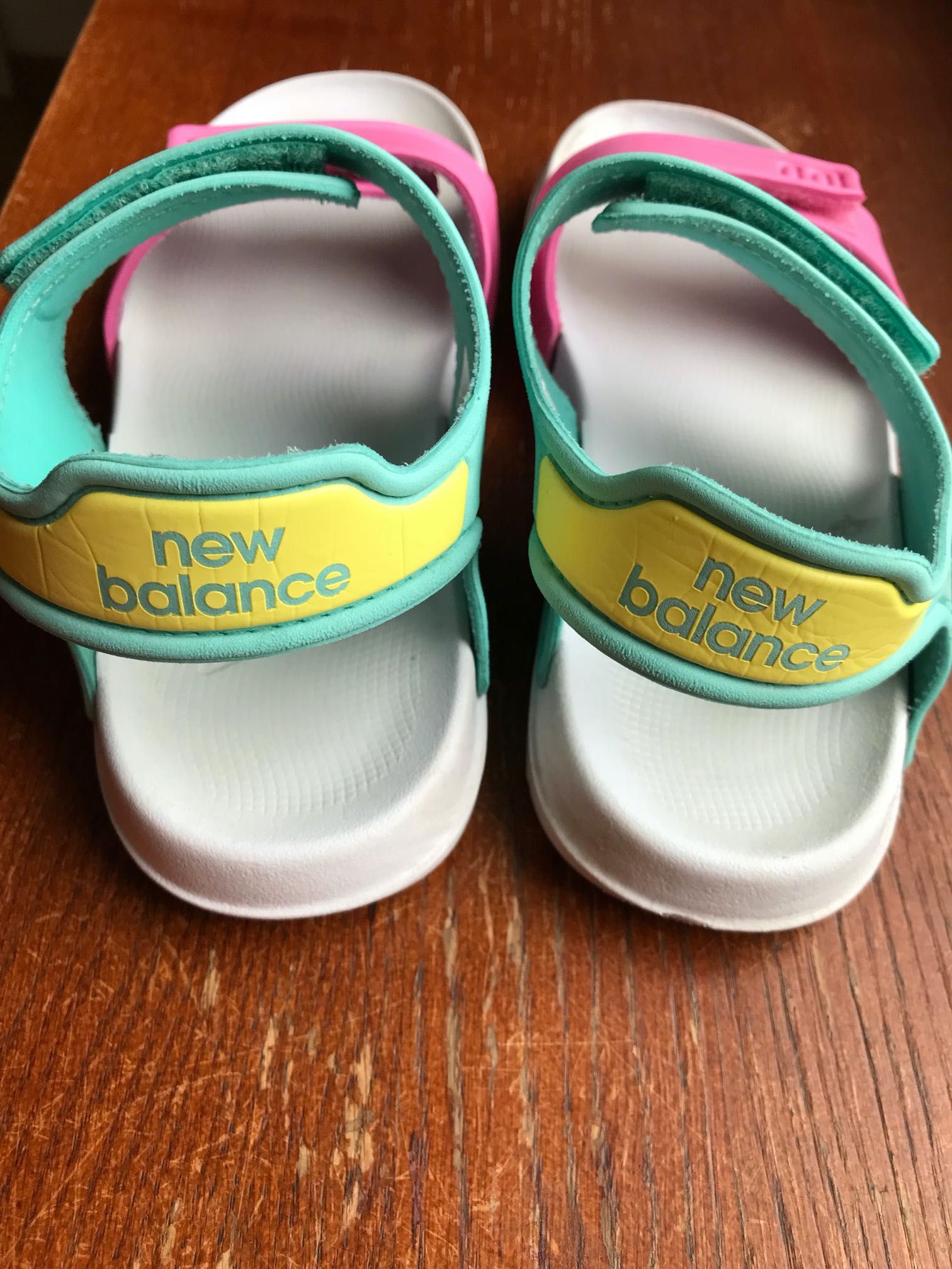 Lekkie sandałki dla dziewczynki, New Balance, rozmiar 32.5/ 33