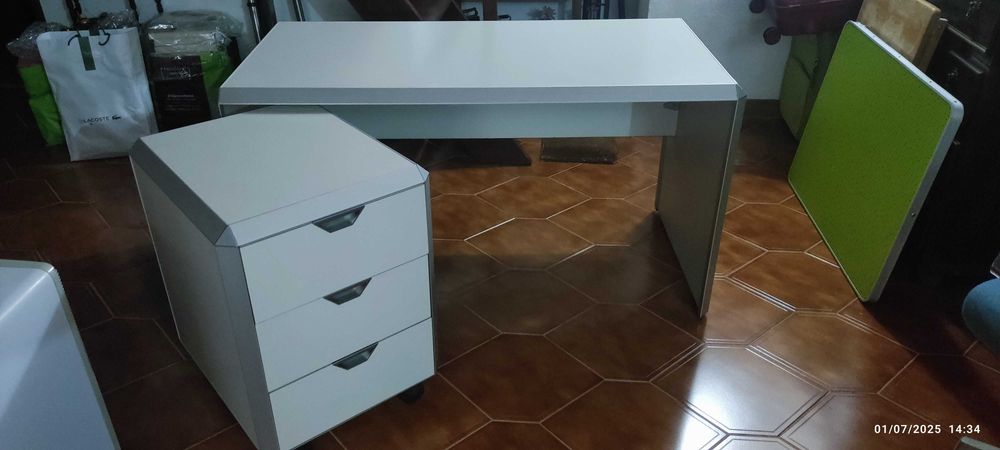 Secretária com  armário e gavetas com chave como novo