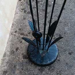 Candeeiro alto em metal