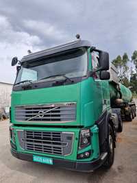 Volvo FH 16 com cisterna de vacoo