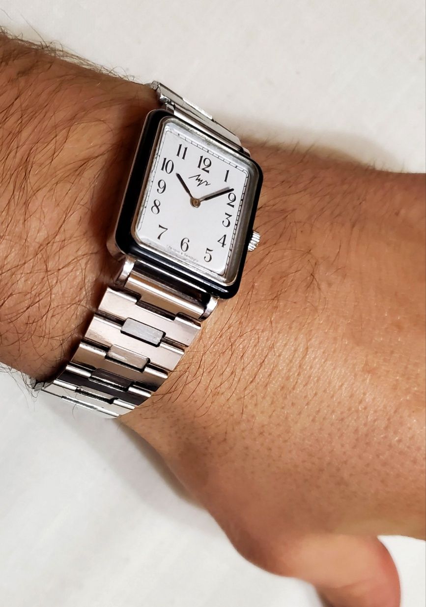 Фирменные часы "Луч" с белым циферблатом марка ссср