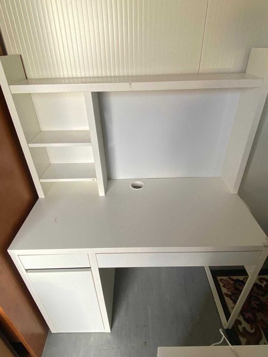 Mesa de Escritório / Estudo com Estante Integrada - Branca