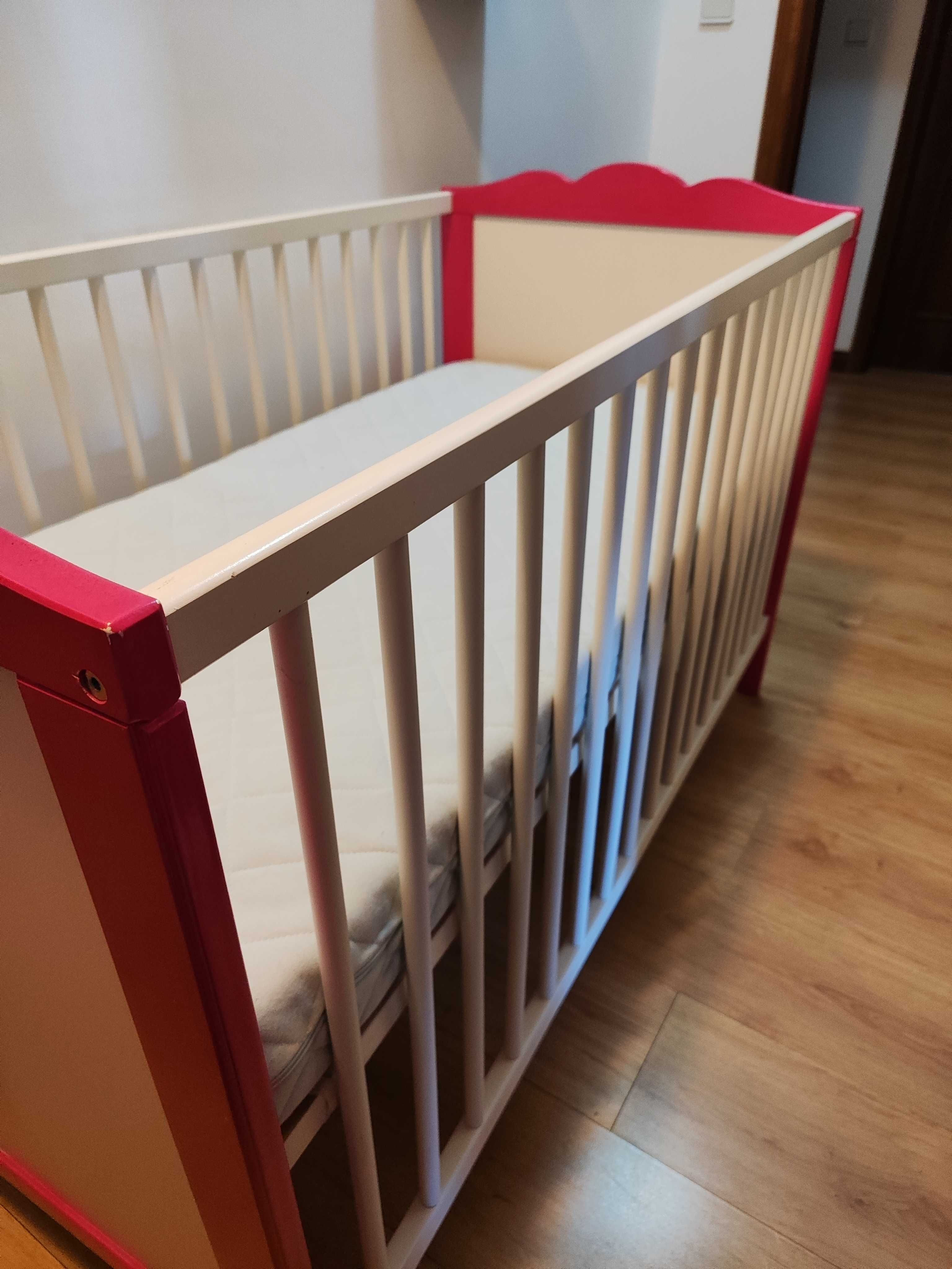 Cama bebé com muitos artigos
