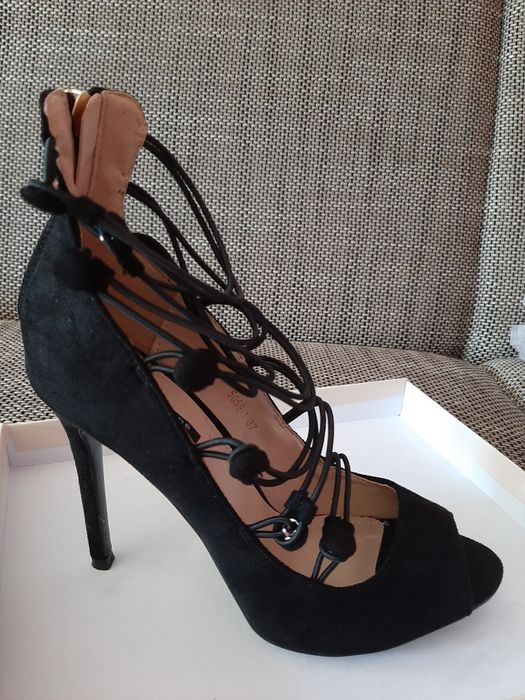 Sandałki na obcasie