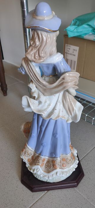 Estatueta em porcelana