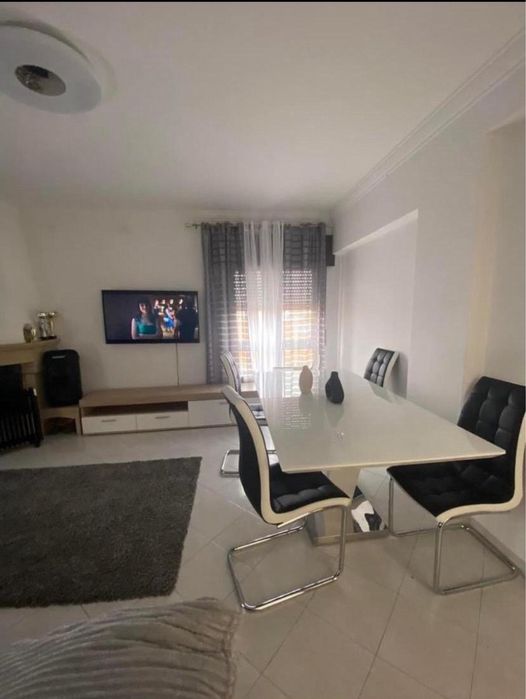 Quarto para arrendar em Men Martins - entrada imediata