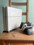 PS4 500GB + 2 comandos + Oferta carregador de 2 comando em simultaneo