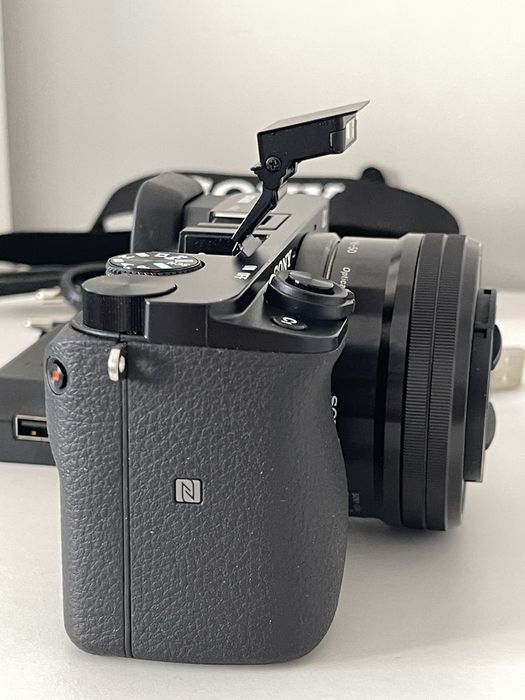 Sony a6100 + 16-50mm + karta pamięci + 3 chusteczki