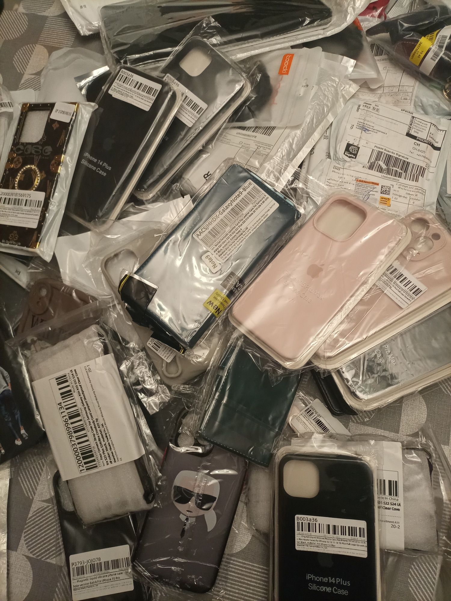 Etui do telefonów iPhone 14 plus,15 16 Pro Max galaxyS24, A54, kable