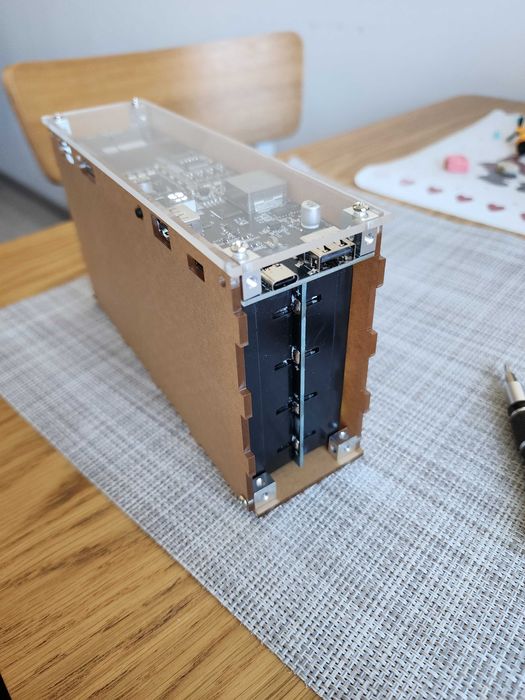 Зарядна станція 80000мАм 100W корпус 16шт 21700 300Wh